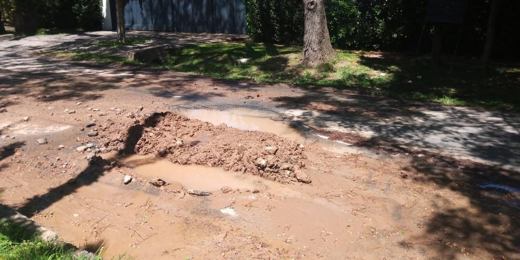 Una pérdida de agua “demolió” el pavimento