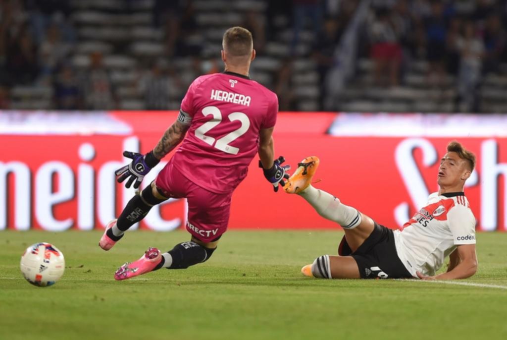 River ganó en Córdoba y ya sueña con el título