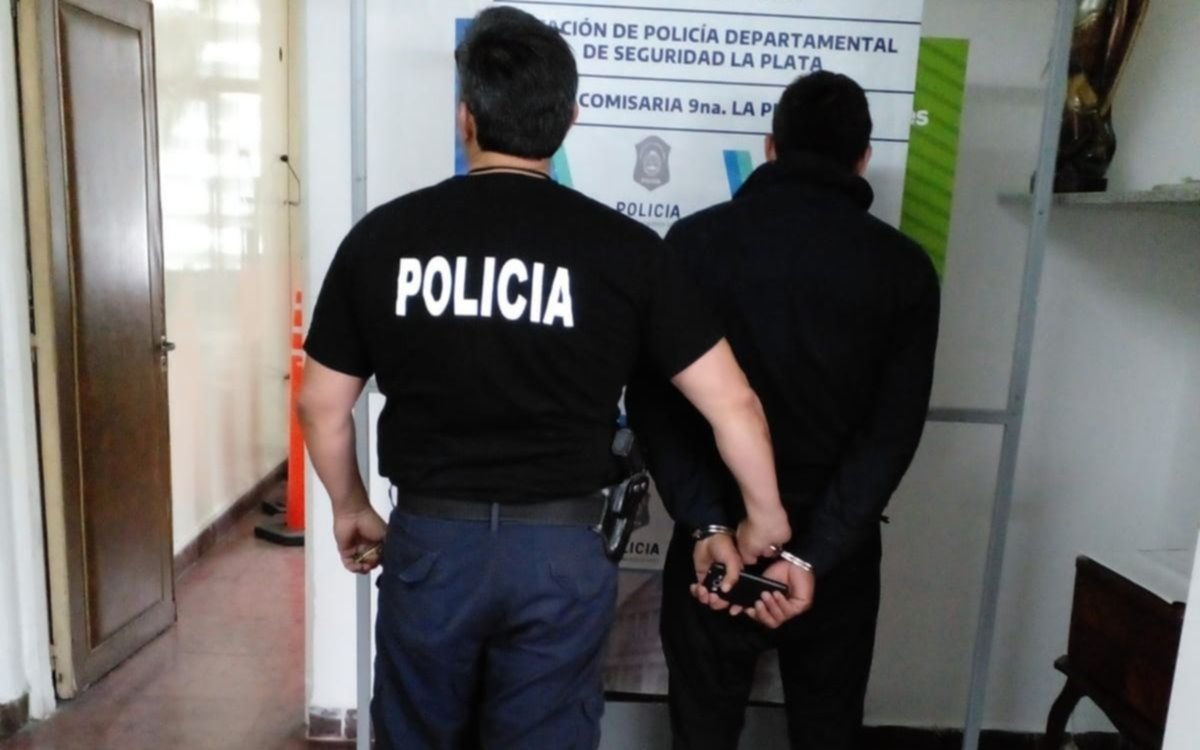 Le pegó a un jubilado para robarle el celular en pleno centro