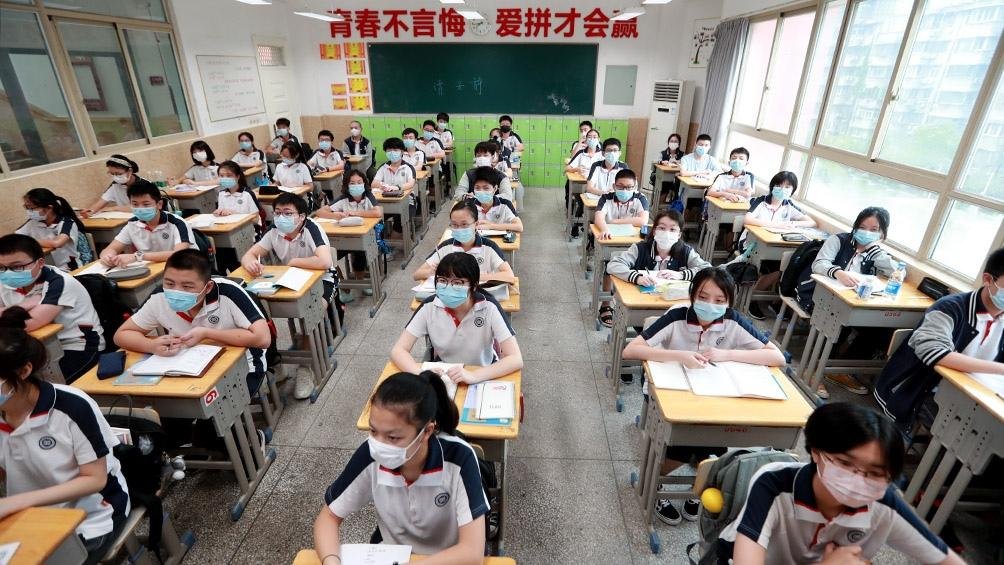 China les afloja un poco la cuerda a los alumnos