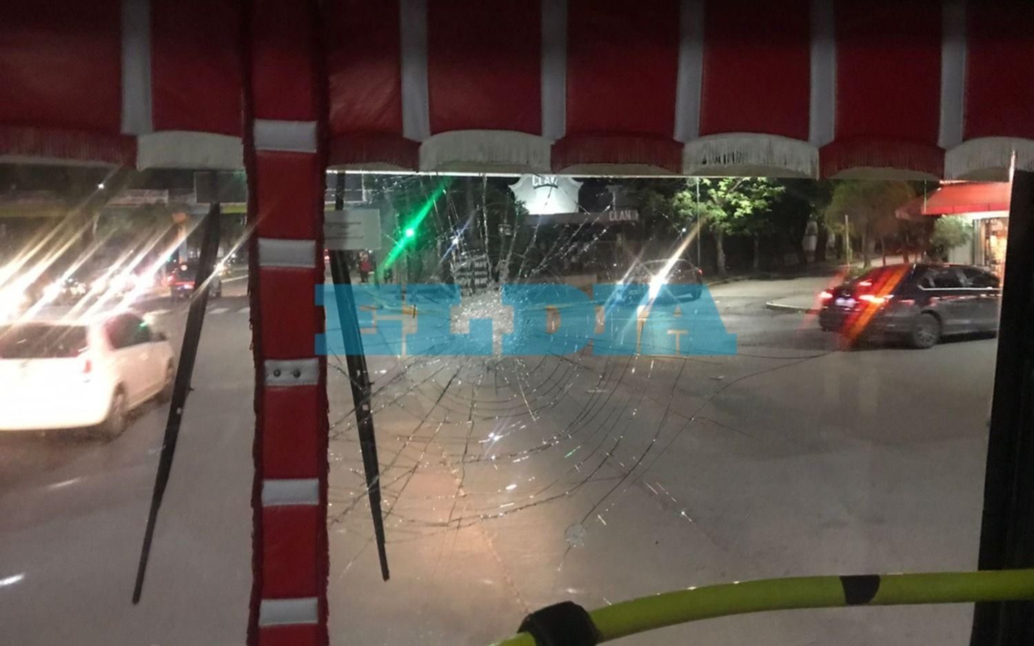 Tremendo susto en la Autopista: atacaron a micro que trasladaba a jugadoras de hockey del Pincha