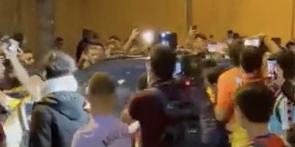 El Barcelona, un caos: hinchas le pegaron al DT y atacaron su auto