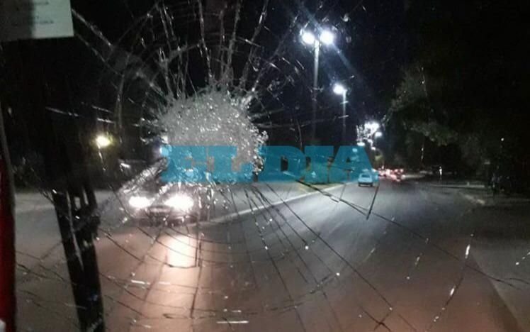 Apedrean a micro en autopista a la altura de Quilmes
