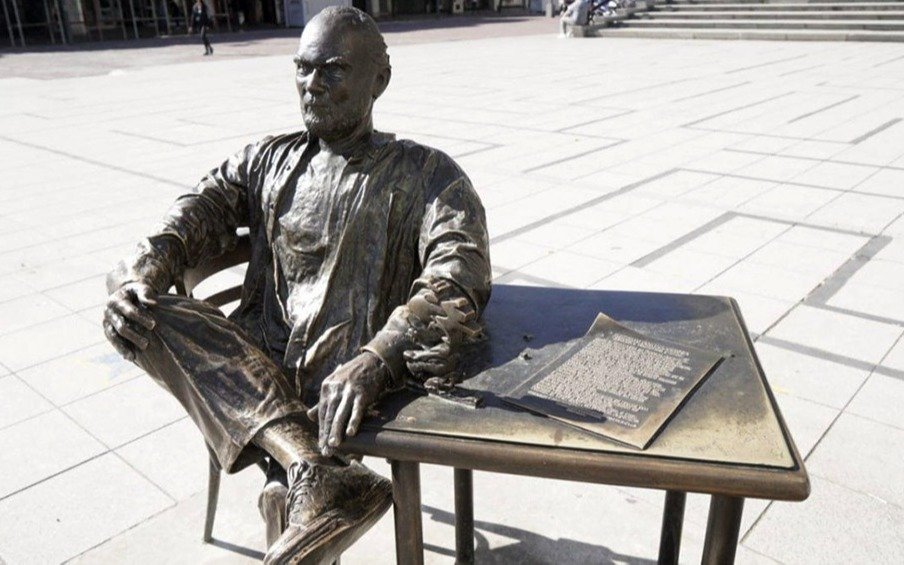 Estatua de Fontanarrosa: robaron a Boggie, el Aceitoso y Mendieta