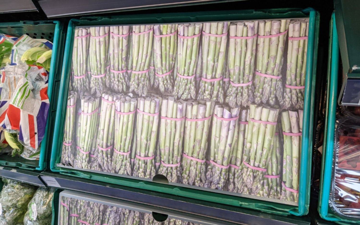 A comprar con imaginación: supermercado del Reino Unido rellena las góndolas con dibujos en cartón