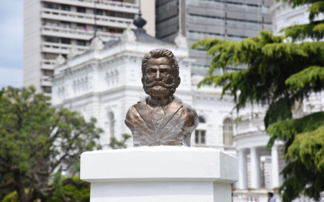 Colocan el monumento a Pedro Benoit en los jardines del Palacio Municipal