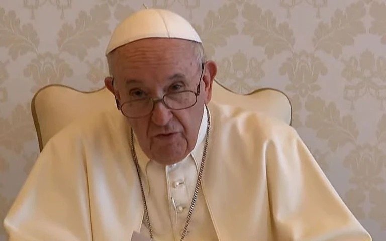 Indirecta de Francisco: "Siempre que el Papa está  enfermo corre brisa o huracán de cónclave"