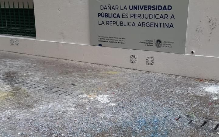 Así ensuciaron la fachada de Derecho por un festejo de recibida y estallaron las autoridades