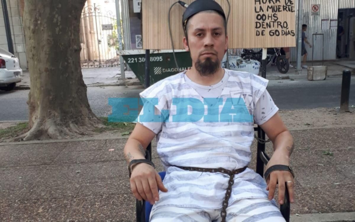 Vestido de preso en una silla eléctrica, volvió a protestar en 51 entre 2 y 3