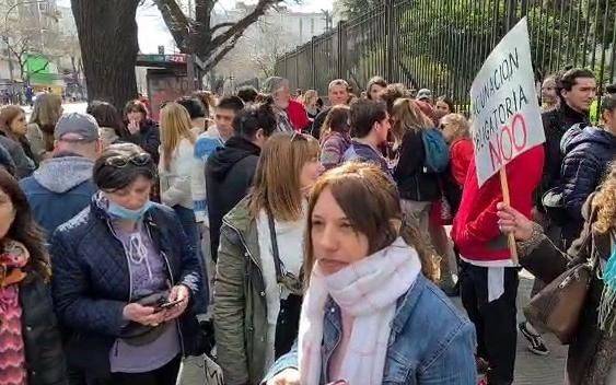 Estudiantes y docentes "anti-vacunas" fueron a la Justicia y piden no ser "discriminados" en la UNLP
