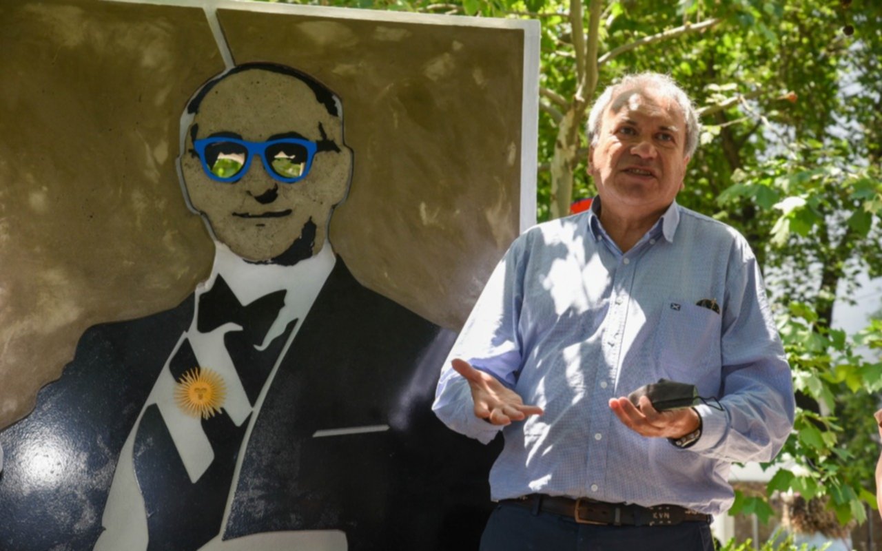 Inauguraron un monumento en homenaje a Arturo Frondizi en La Plata