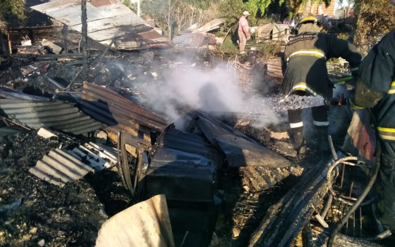 Varias casas arrasadas por las llamas en otra jornada con varios incendios en la región