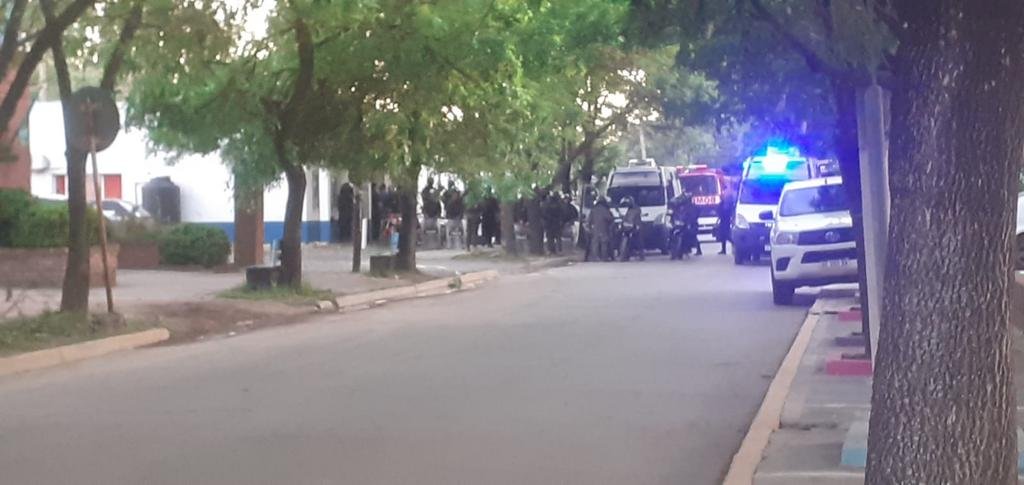 Amotinados, los presos tomaron de rehén a una policía en una comisaría