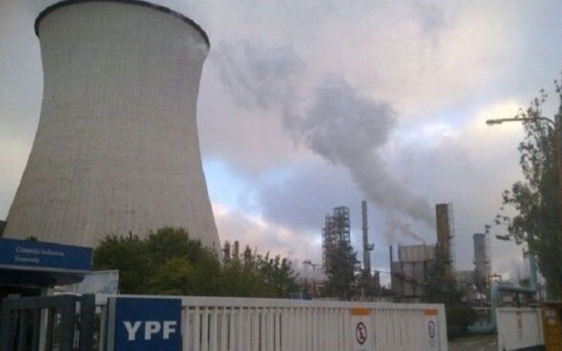 Columnas de humo en la refinería de YPF alarmaron a los vecinos: qué sucedió