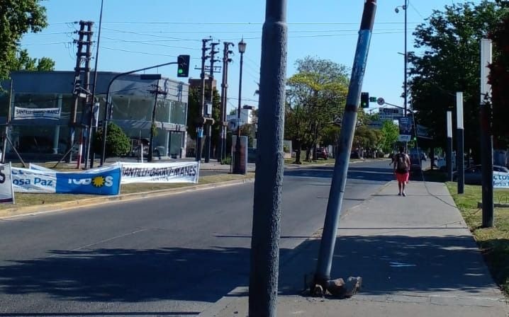 Una grúa "enganchó" cables y dejó sin luz a una cuadra de San Carlos