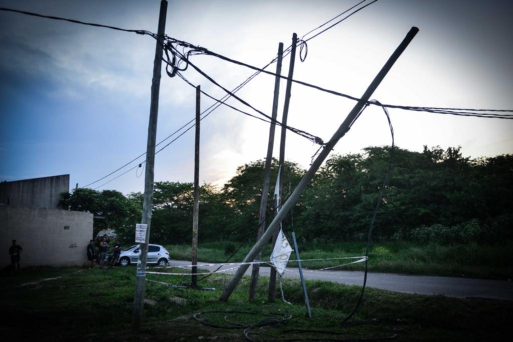 Una grúa enganchó un cable de luz en 42 y 149