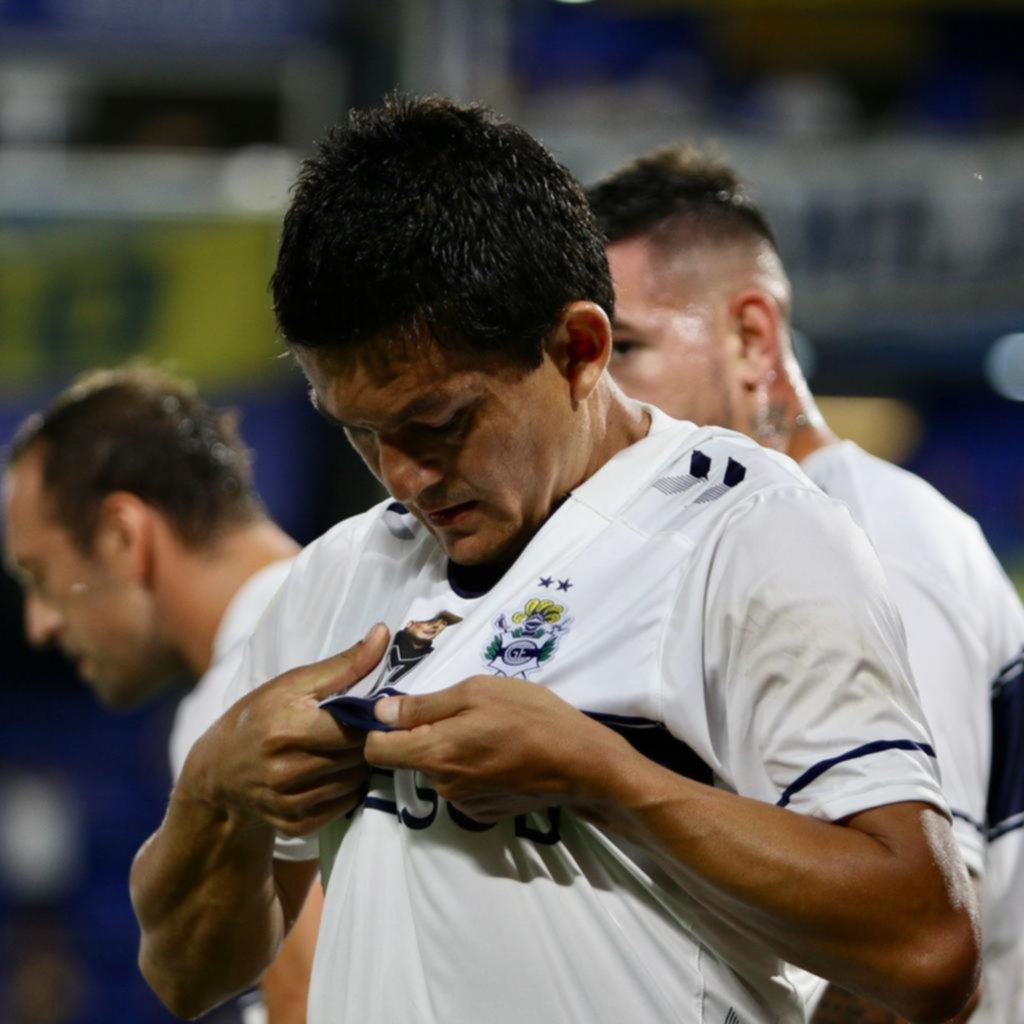 El Pulga marcó un gol especial y besó la imagen de su ídolo en la casaca