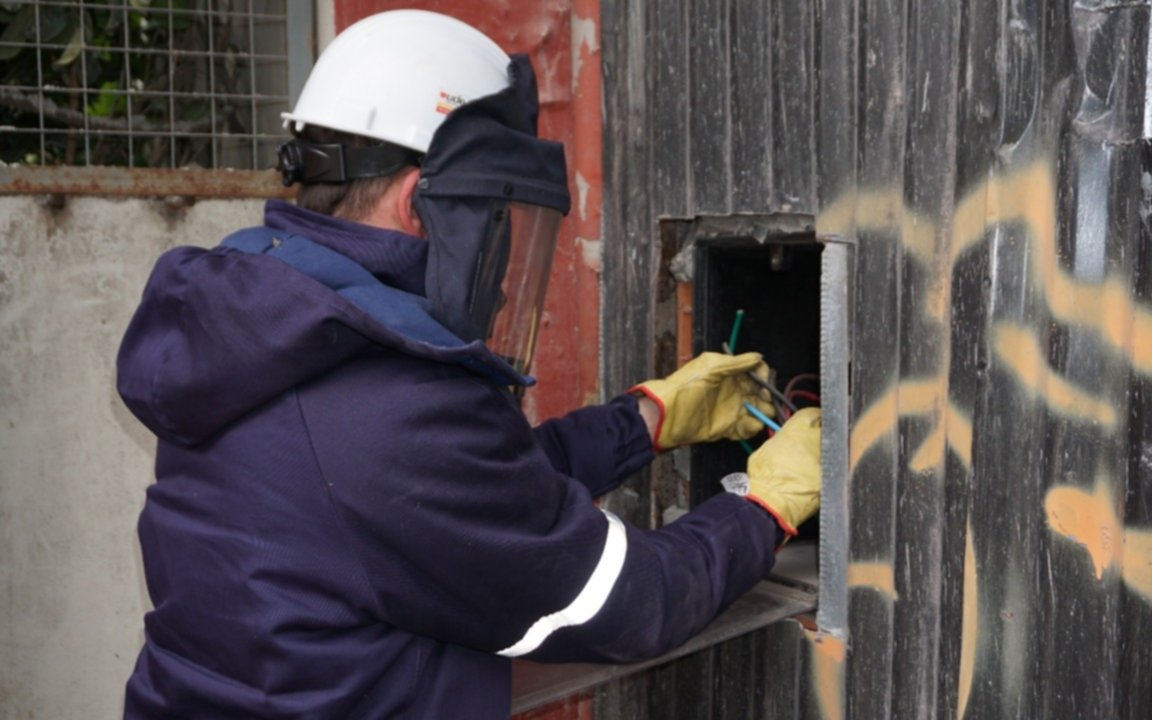 Desarticularon conexiones eléctricas clandestinas en pleno centro platense