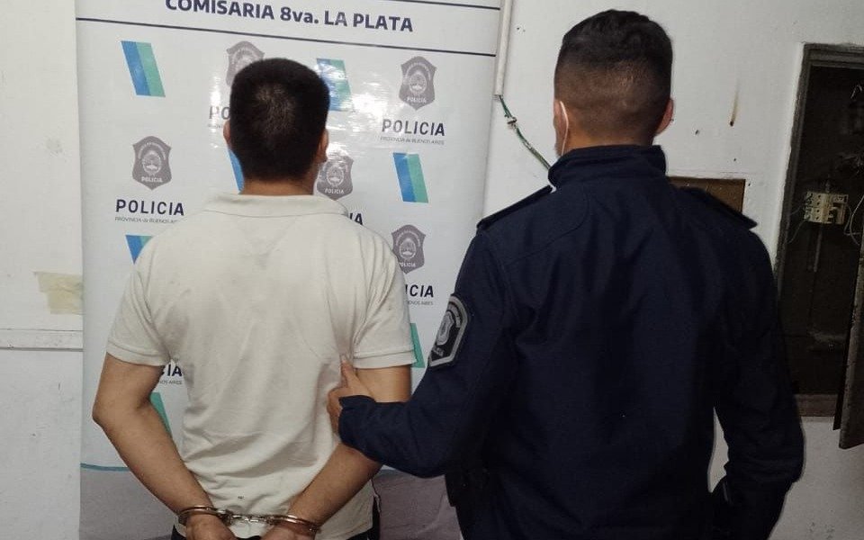 Imprudencia total a bordo de una moto robada en diagonal 73 y 18: terminó detenido