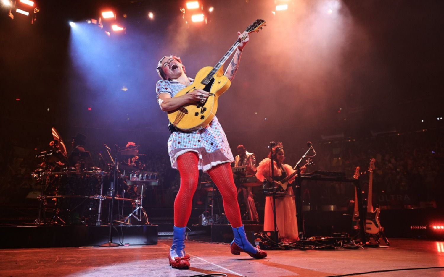 Harry Styles lo hizo de nuevo: sorprendió a sus fans con un disfraz de Dorothy para Halloween