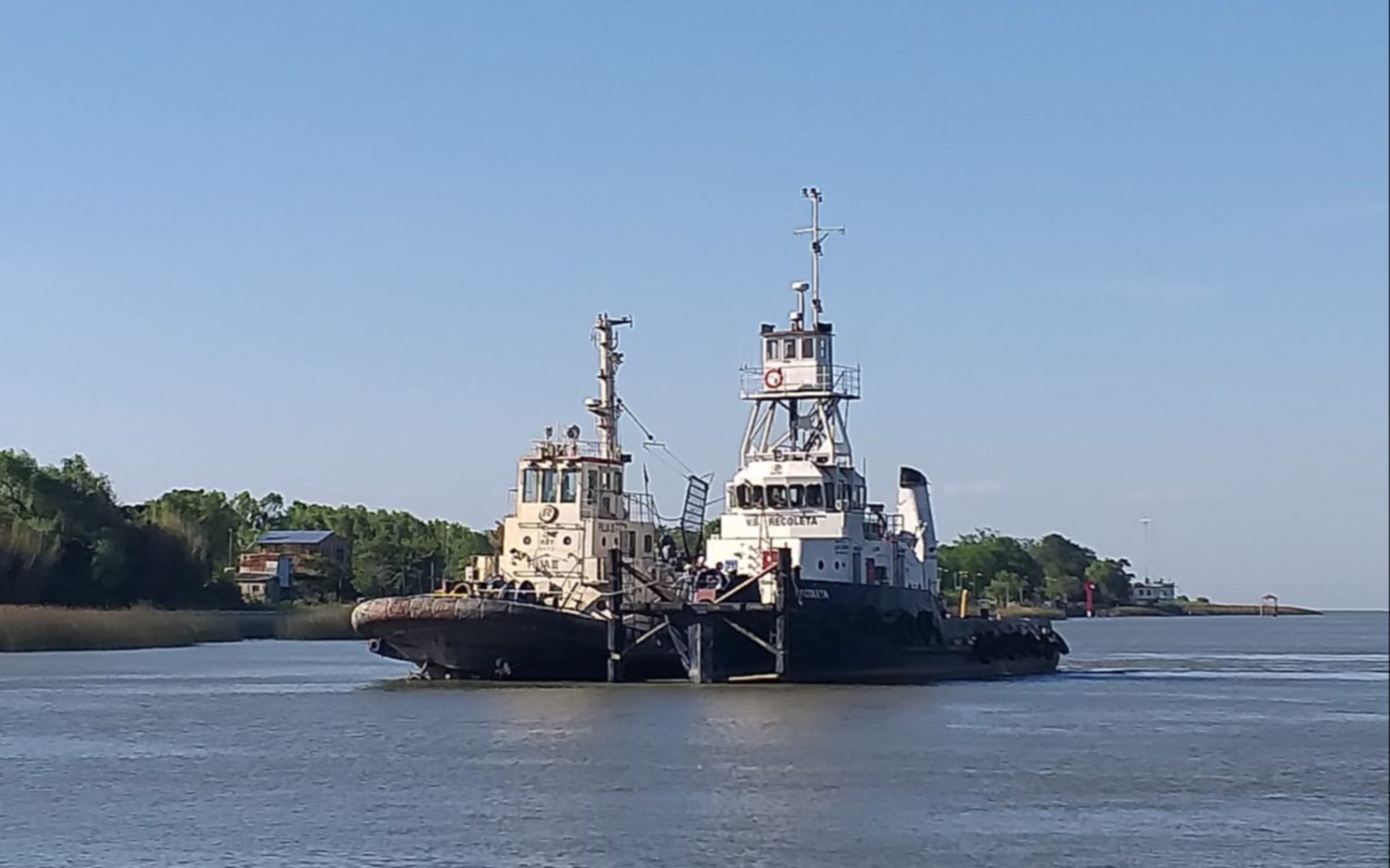 Finalizaron las tareas de reflotamiento y traslado del remolcador hundido en el puerto de La Plata