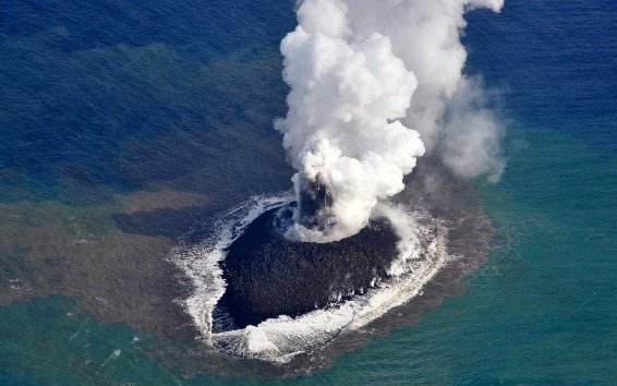 Un volcán submarino complicó los puertos de Japón