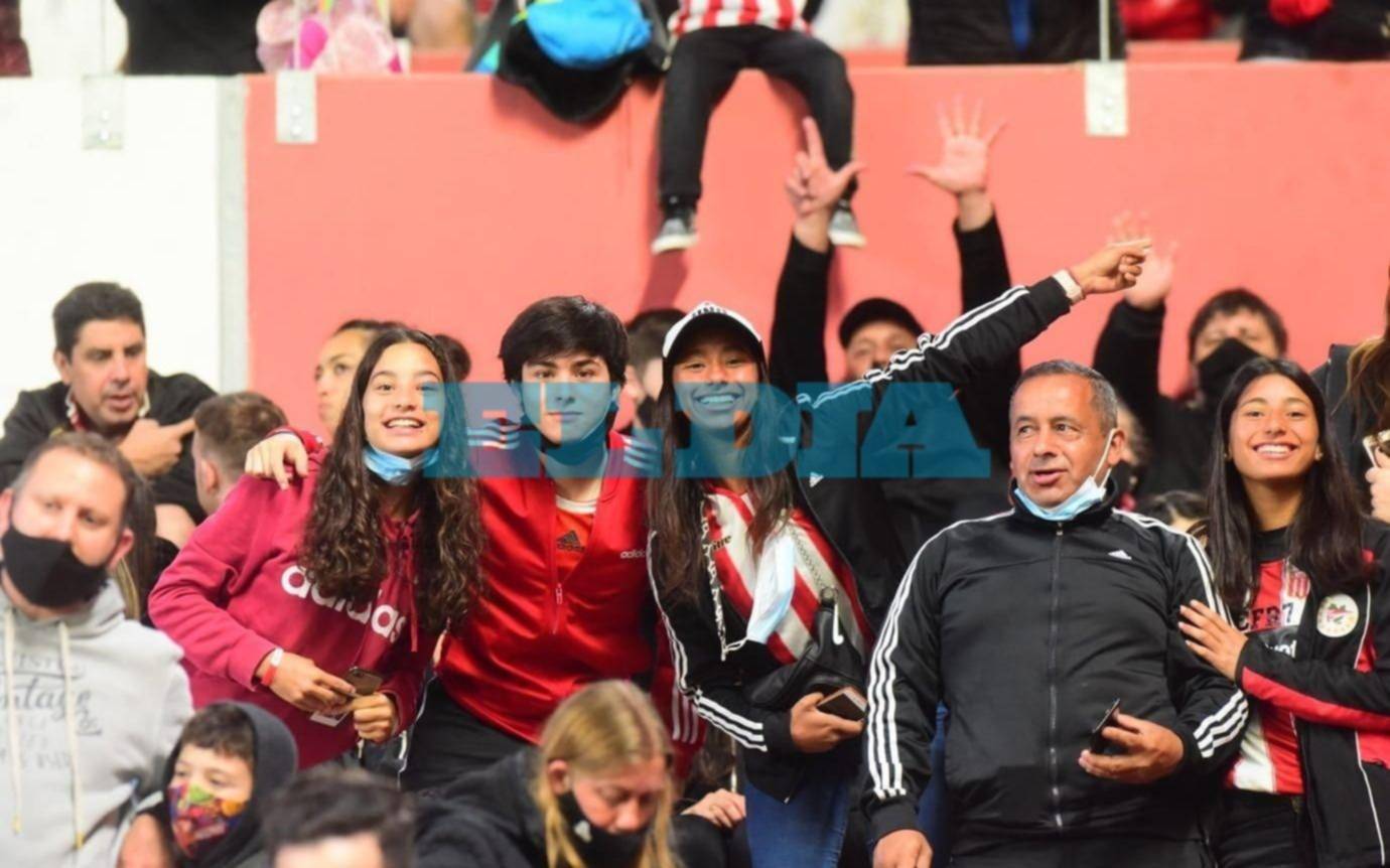Aliento albirrojo: los hinchas del León coparon las tribunas 