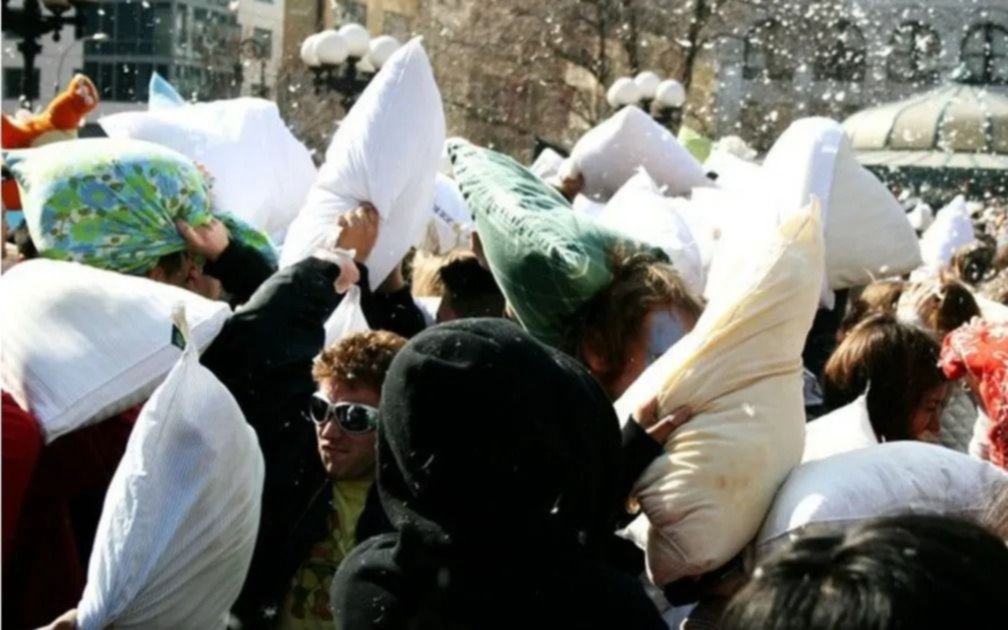 Creer o reventar: un municipio organizó una "guerra de almohadas" para descargar tensiones