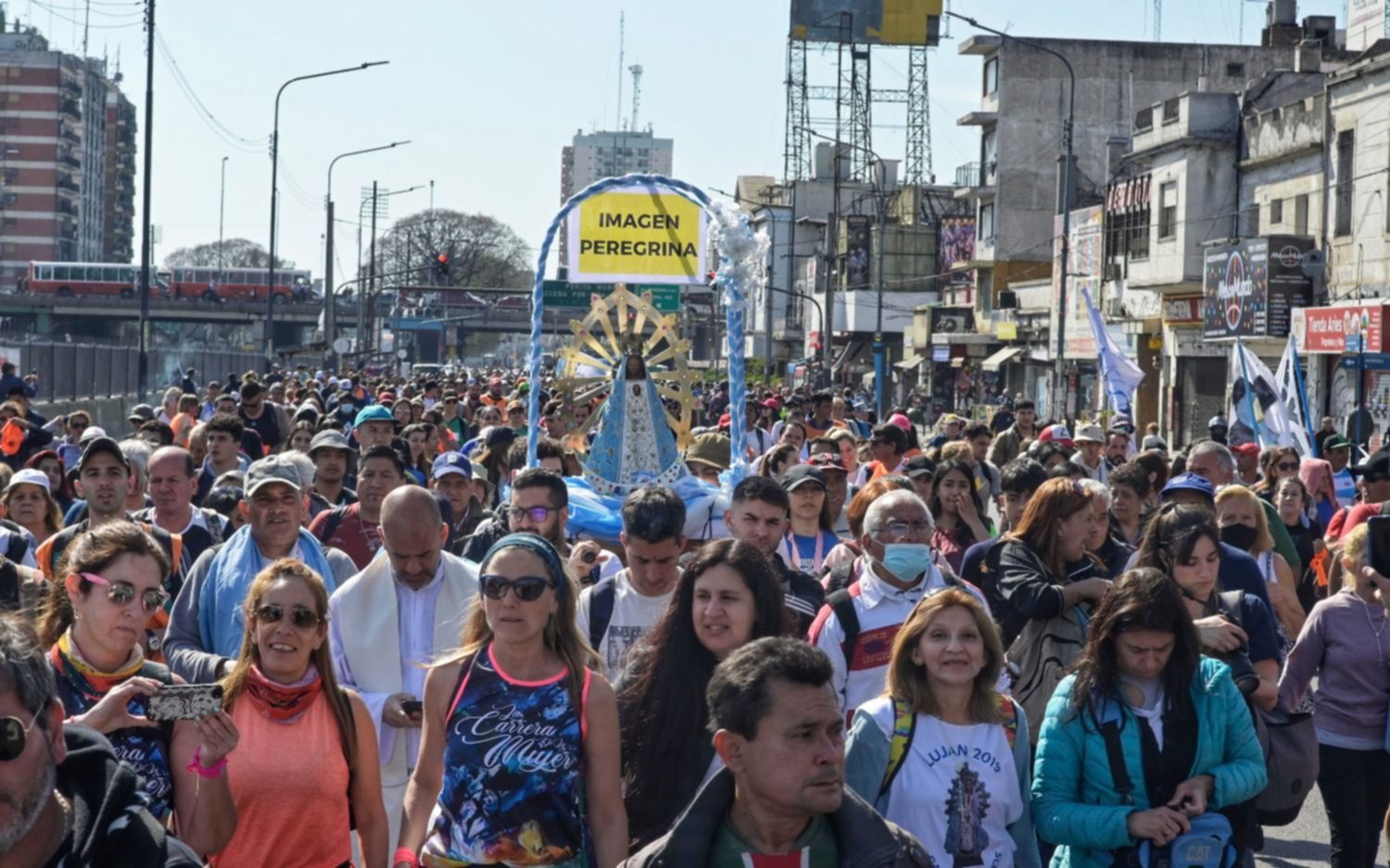 Una multitud de peregrinos ya camina hacia Luján