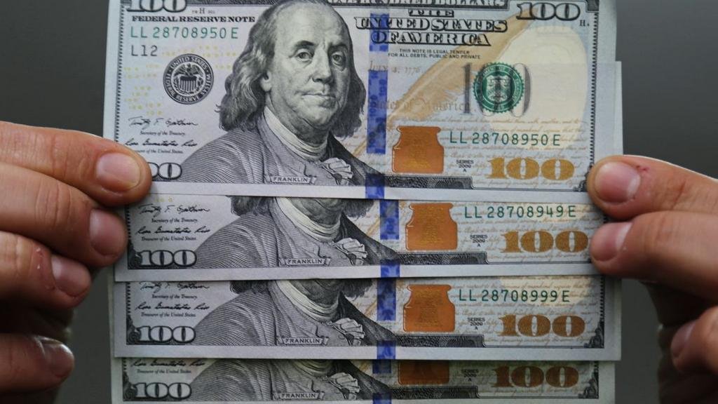 Cómo se guían los expertos para saber la evolución del dólar blue
