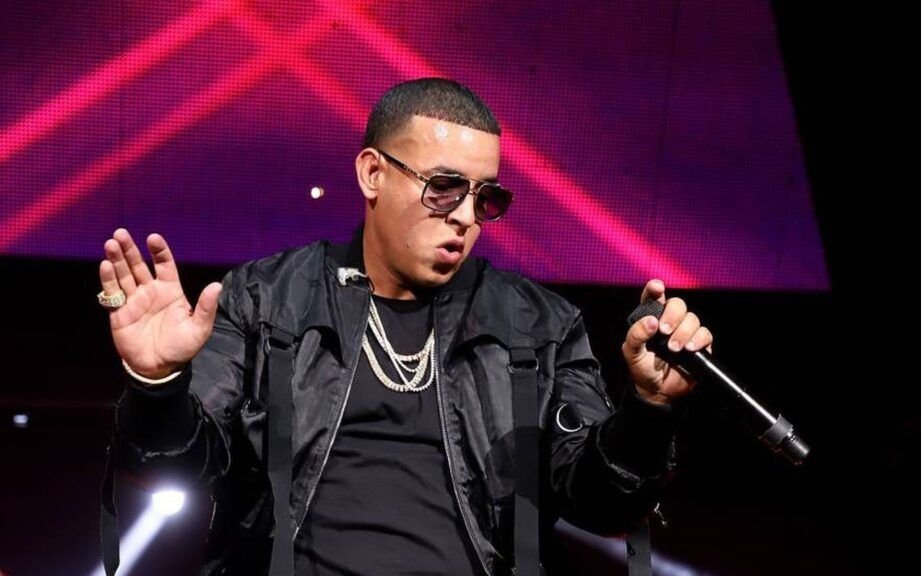 ¡Que susto! Daddy Yankee debió detener su recital en el estadio de Vélez por un incendio arriba del escenario
