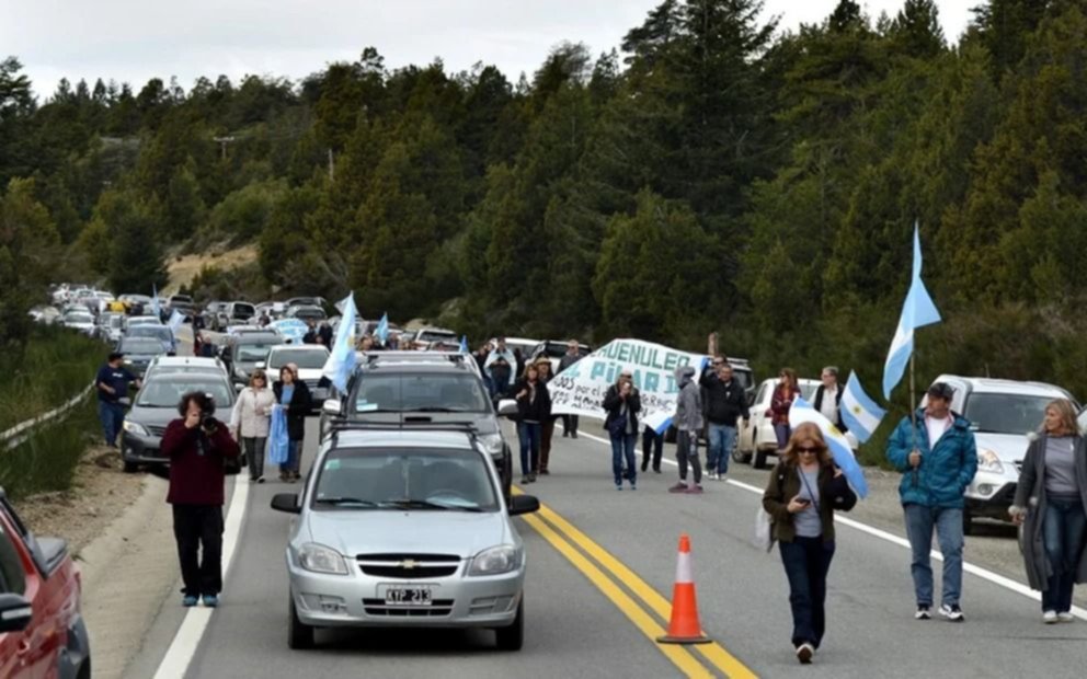 Crece el conflicto: en Mascardi marchan contra las tomas de terrenos por parte de los mapuches