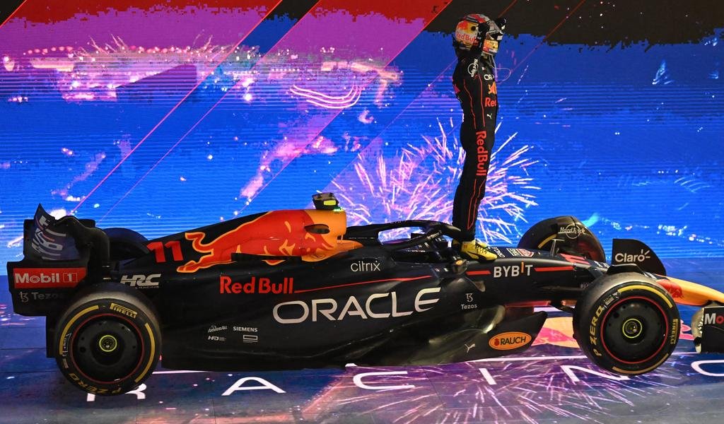 Checo Pérez ganó en Singapur y postergó el festejo de su compañero Max Verstappen