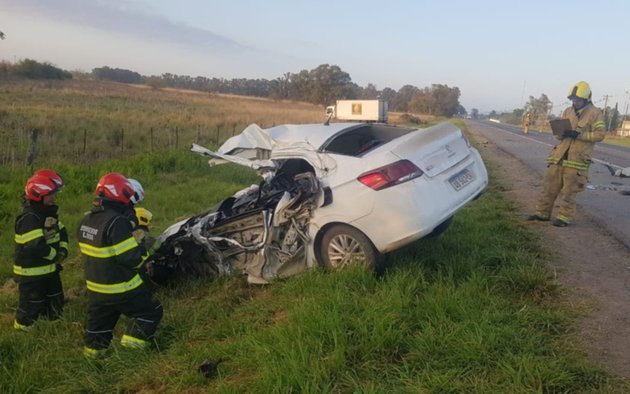 Un auto se partió a la mitad tras chocar de frente contra un camión en Lobos:  un muerto - Policiales