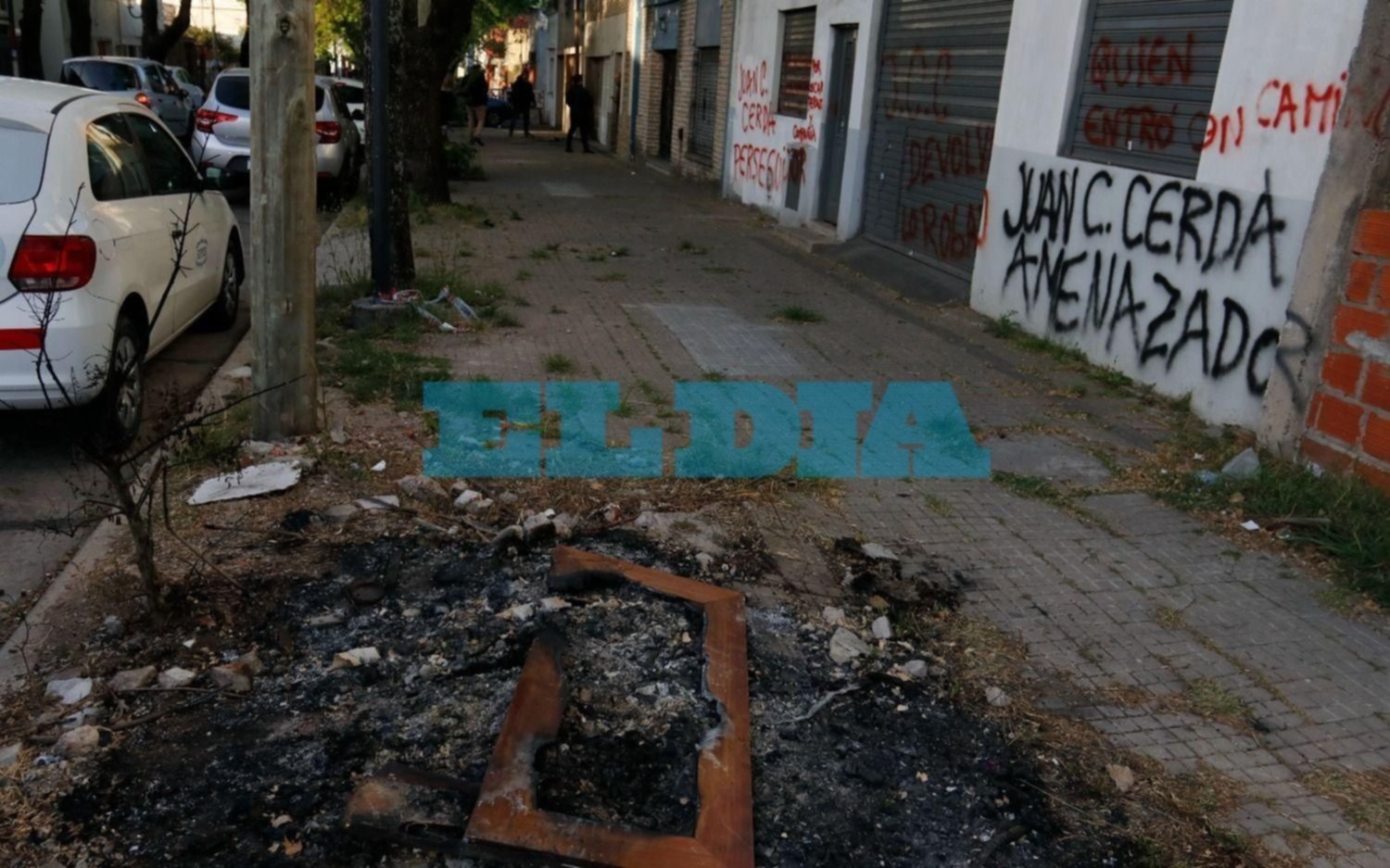 Qué se sabe de la mujer que prende fuego portones en La Plata y que los vecinos acusan de "pirómana"