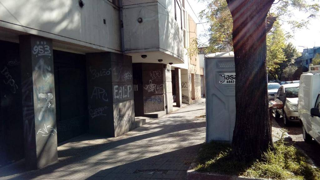 Estupor en 11 y 64: tienen un baño químico en la puerta