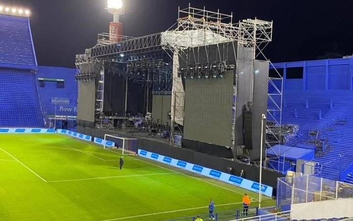 En la cancha de Vélez se jugó con un escenario armado:hay mucha bronca
