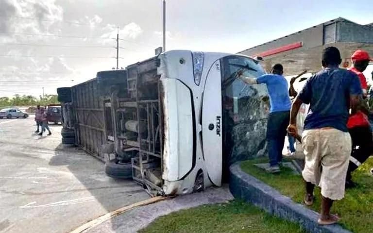 VIDEO. Volcó un un micro con casi 50 pasajeros en Punta Cana y falleció una turista argentina