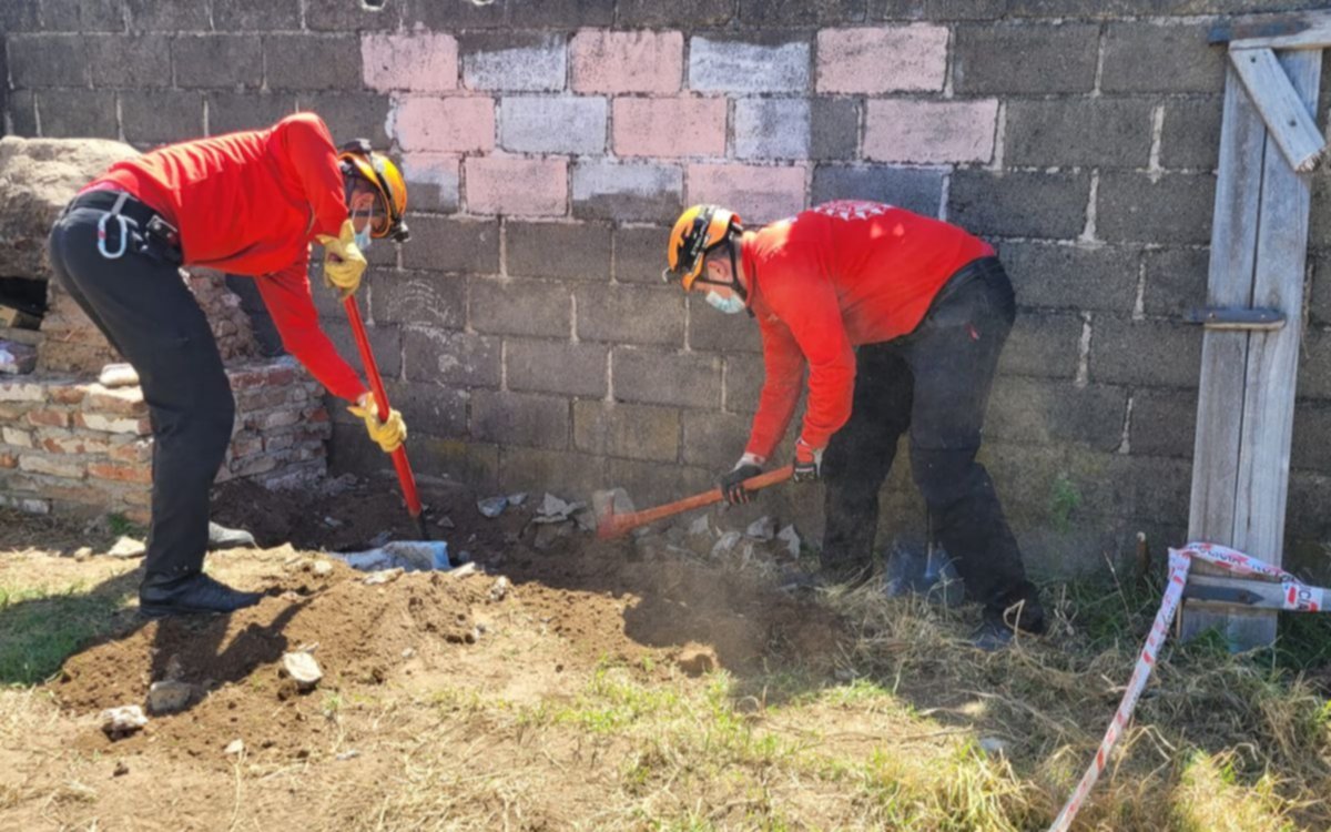 Córdoba: encontraron a un hombre enterrado en un patio y detienen a una mujer