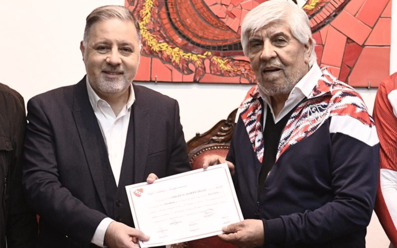 Hugo Moyano le entregó el mando a Fabián Doman, nuevo Presidente electo de Independiente