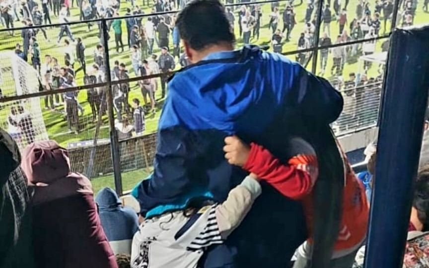 Hinchas de Gimnasia en medio del caos: padres resguardando a sus hijos y bronca contra la policía