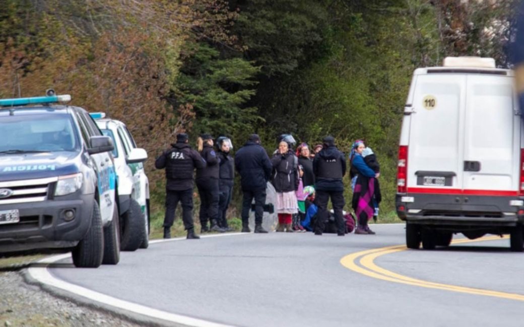 Trasladan a Bariloche a las mujeres mapuches detenidas en el desalojo de Villa Mascardi