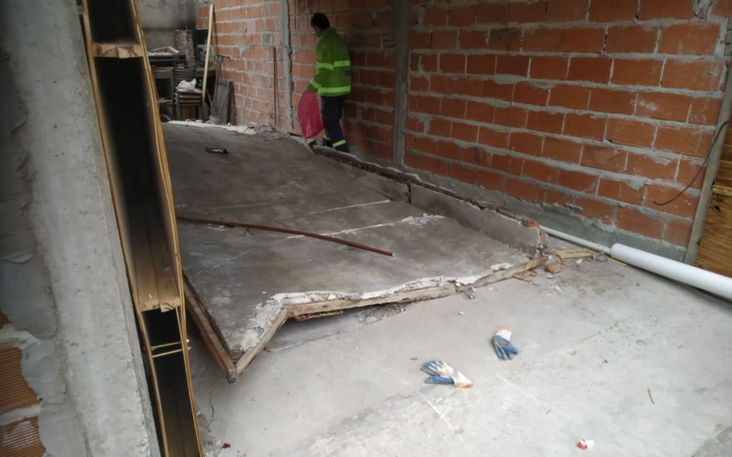 Derrumbe fatal en Los Hornos: se desplomó una pared y murió un hombre