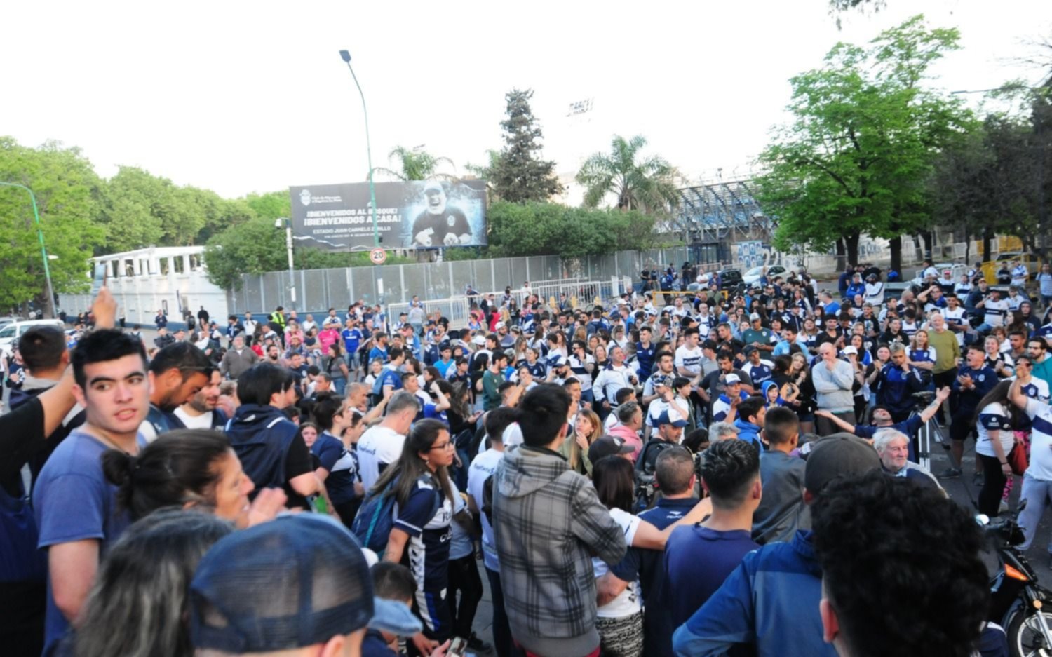 Socios del Lobo pidieron en la Justicia que se juegue en el Bosque y sin la Bonaerense