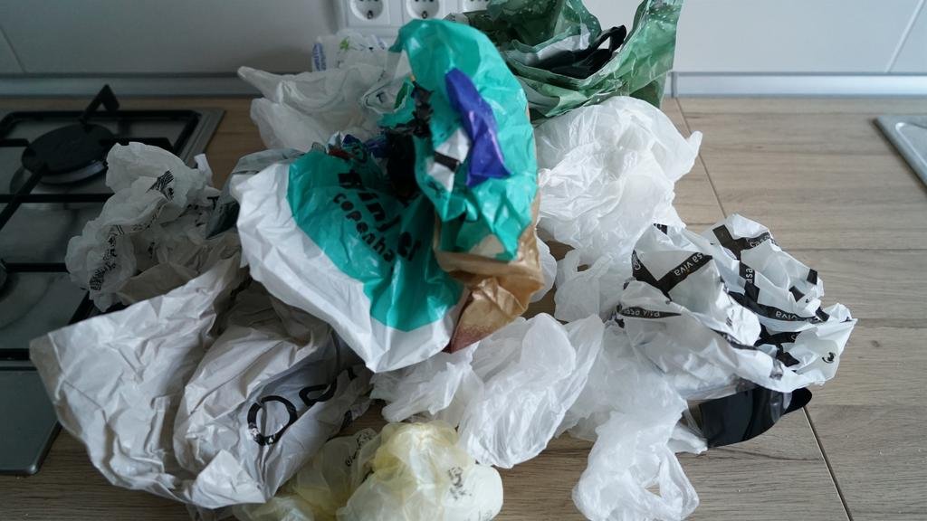 Ciencia: descubrieron cómo reutilizar las bolsas plásticas para usarlas como materias primas