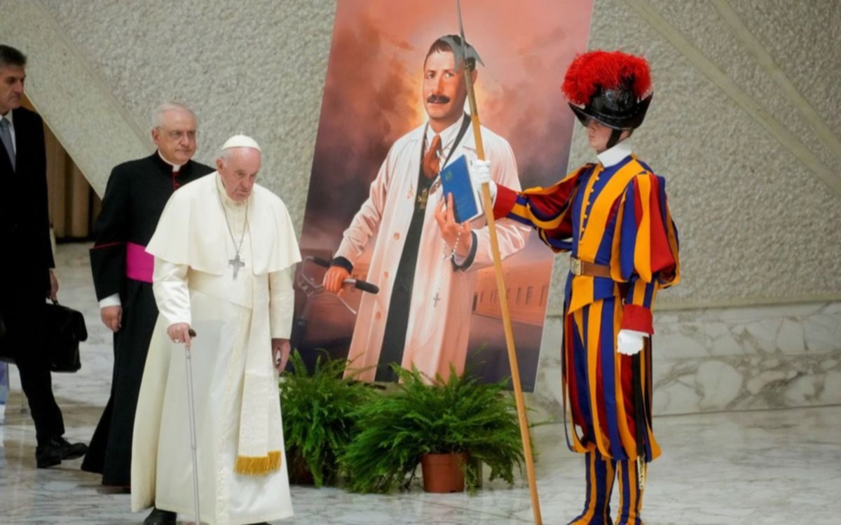 Francisco proclamó santo al enfermero ítalo-argentino Artémides Zatti y llamó a superar divisiones
