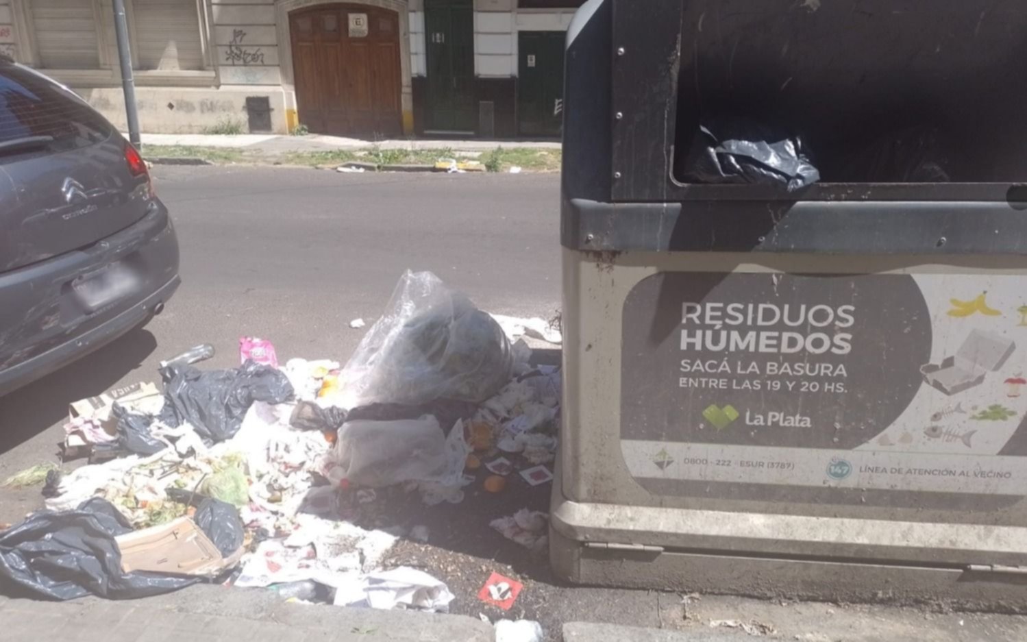 A metros de la Gobernación, la basura se adueña de las calles