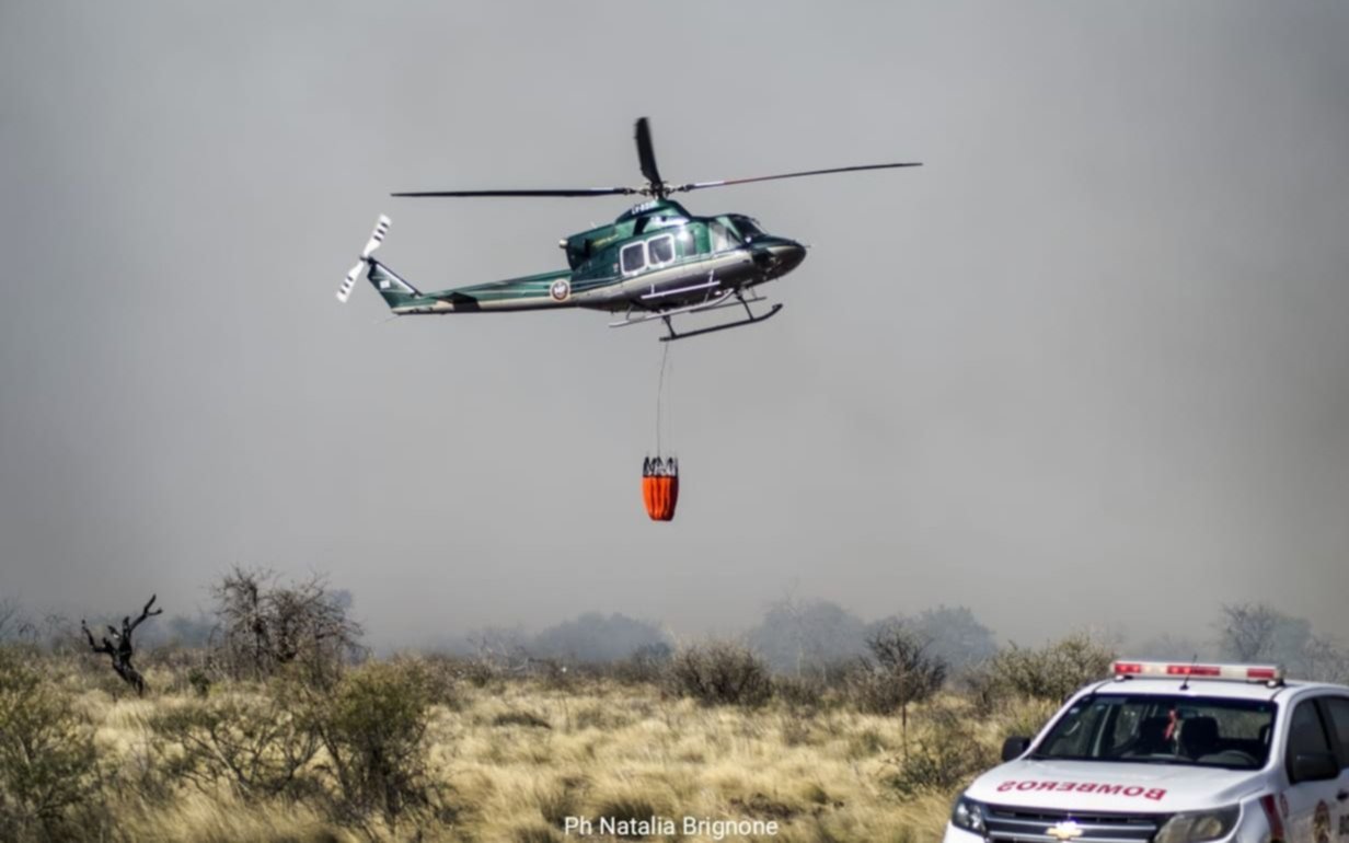 El combate de helicópteros platenses en los incendios de San Luis