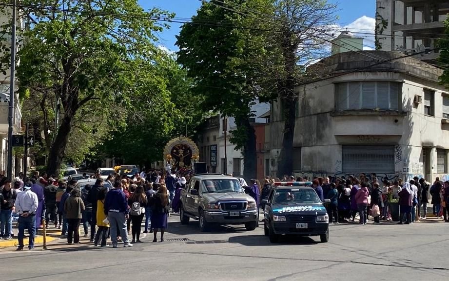 En La Plata la comunidad peruana recorrió en procesión con el "Señor de los Milagros"
