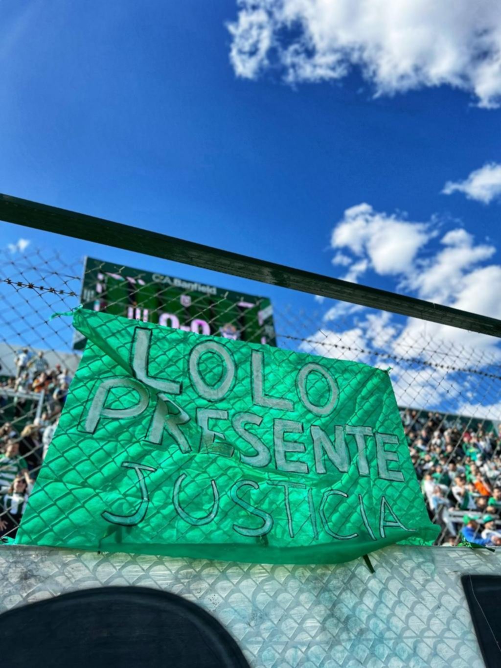 La gente de Banfield puso una bandera en homenaje a Lolo y pidiendo justicia